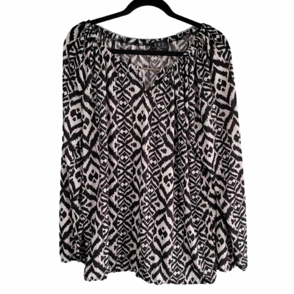 New Women Design Black & white print flowy blouse with silver accent at neckline